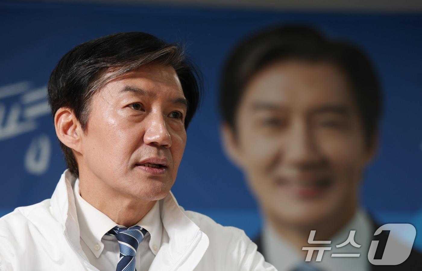 본문 이미지 - 조국 조국혁신당 대표가 8일 경기 평택시 안중읍에 위치한 선거사무소에서 뉴스1과 인터뷰를 하고 있다. ⓒ 뉴스1 김영운 기자