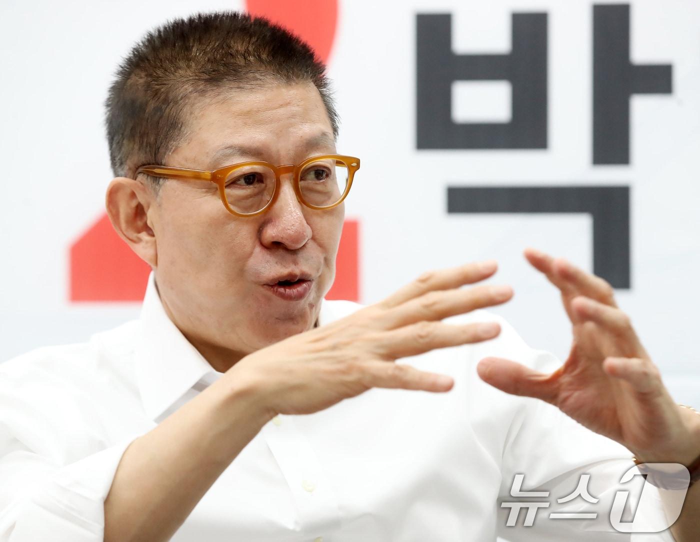 본문 이미지 - 박형준 국민의힘 부산시장 후보가 지난 8일 부산 부산진구 선거사무소에서 뉴스1과 인터뷰를 하고 있는 모습. ⓒ 뉴스1 윤일지 기자
