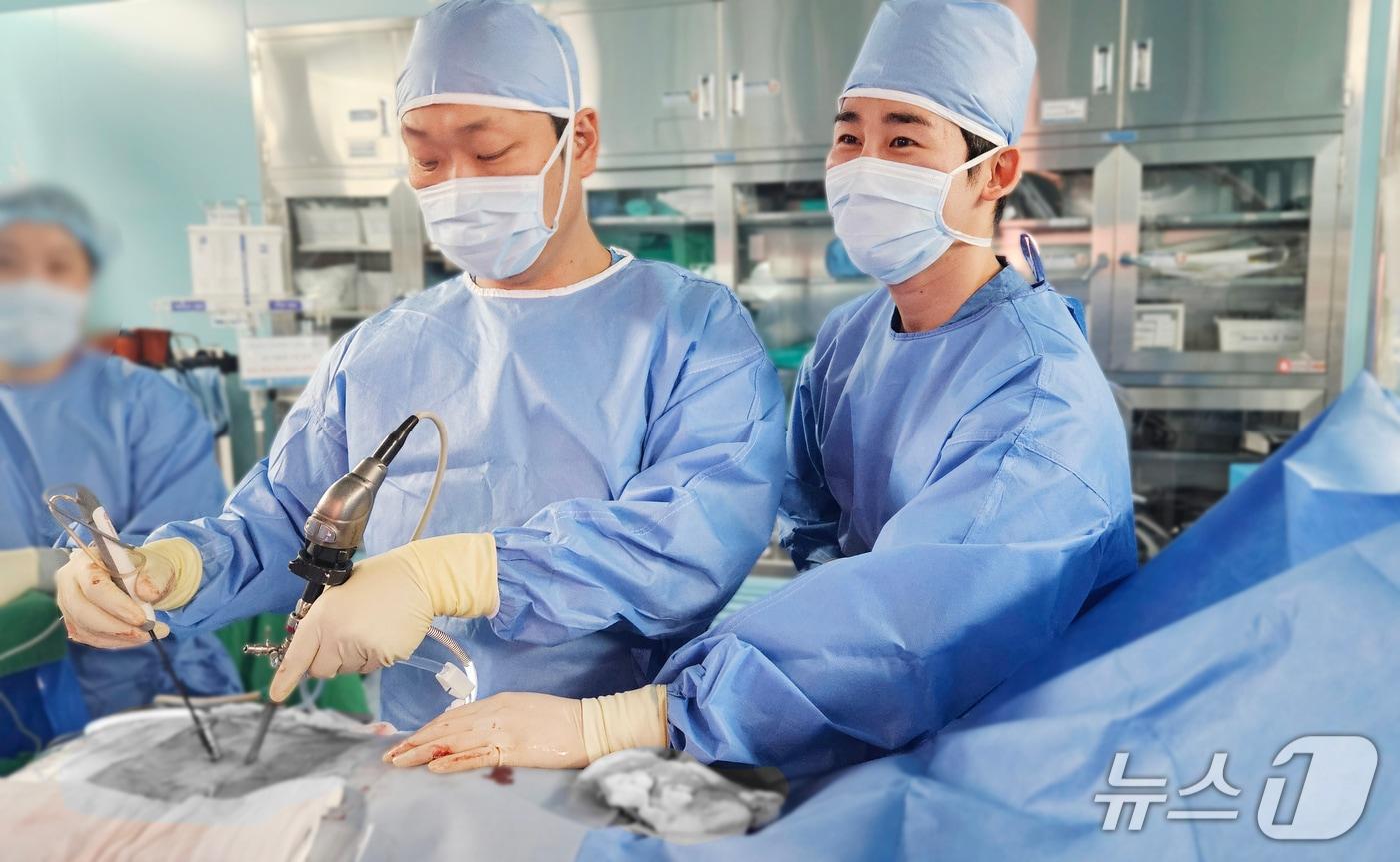 본문 이미지 - 백승현 대전우리병원 신경외과장(오른쪽)이 8일 가톨릭관동대학교 국제성모병원에서 양방향척추내시경을 이용한 디스크 제거술을 집도·지도하고 있다.(대전우리병원 제공) /뉴스1