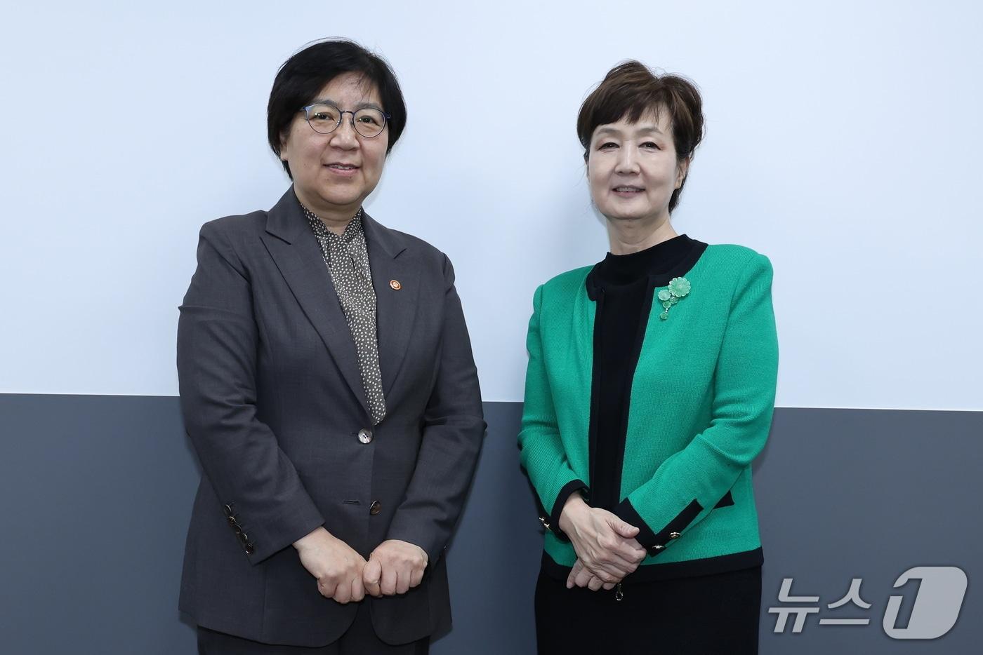 본문 이미지 - 유경하 대한병원협회장이 7일 정부서울청사에서 정은경 보건복지부 장관을 만나 소아·분만 의료 체계 정상화를 위한 협력 방안을 논의했다. (병협 제공)