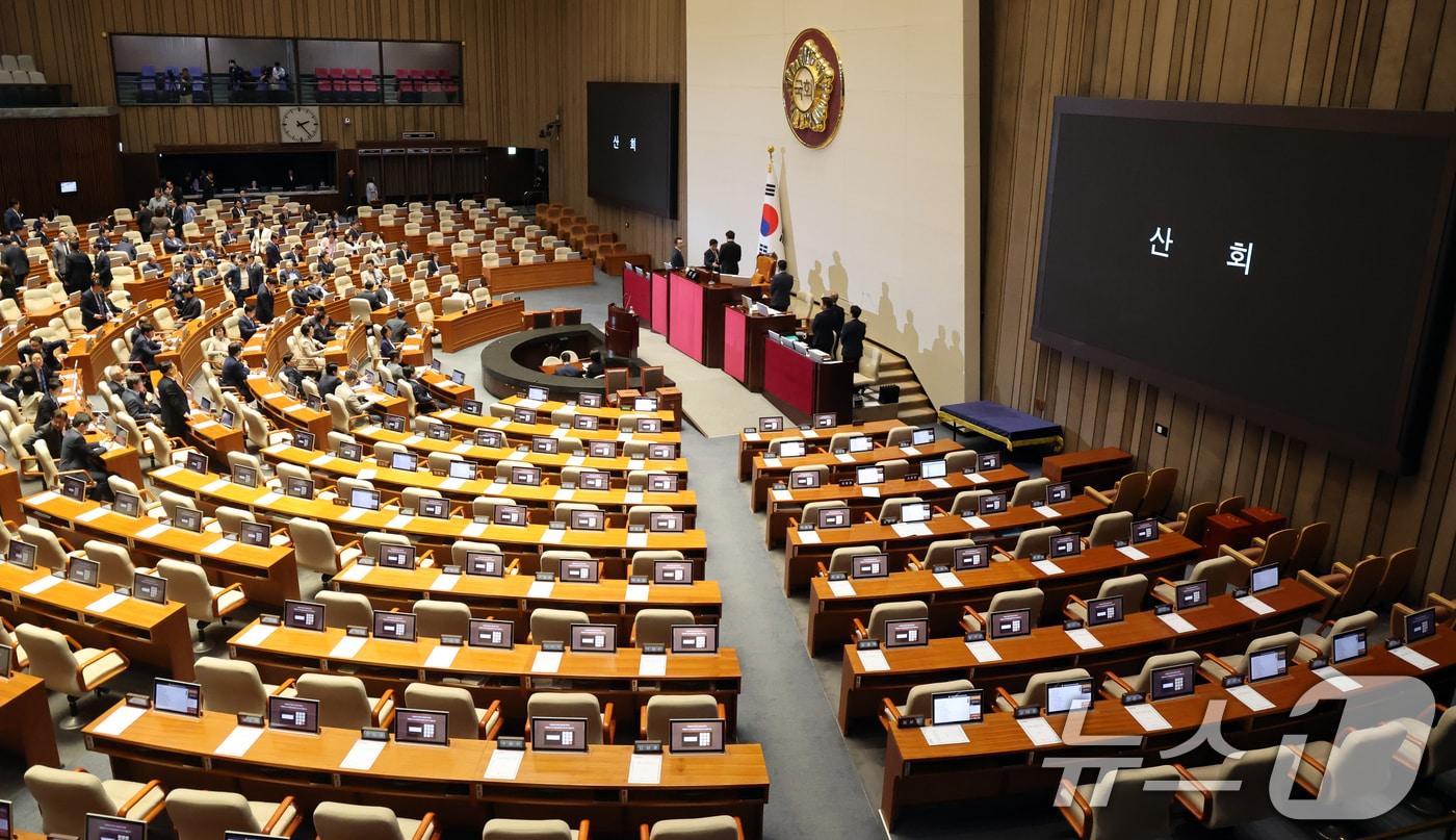 본문 이미지 - 8일 오후 서울 여의도 국회에서 열린 제435회 국회(임시회) 제2차 본회의에서 산회가 선포되자 의원들이 퇴장하고 있다. 우원식 국회의장은 이날 국민의힘의 필리버스터 계획을 질타하면서 "개헌안(헌법 개정안)을 상정하지 않겠다＂고 밝혔다. 2026.5.8 ⓒ 뉴스1 황기선 기자
