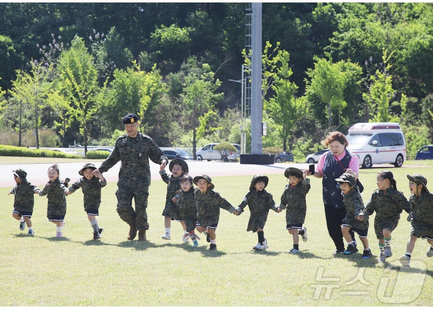 본문 이미지 - 육군 특수전사령부(특전사)가 가정의 달을 맞아 8일 사령부와 직할부대 군인·군무원 가족, 이천지역 주민을 초청해 부대개방행사를 실시했다. (특전사 제공) 2026.5.8 ⓒ 뉴스1 김평석 기자