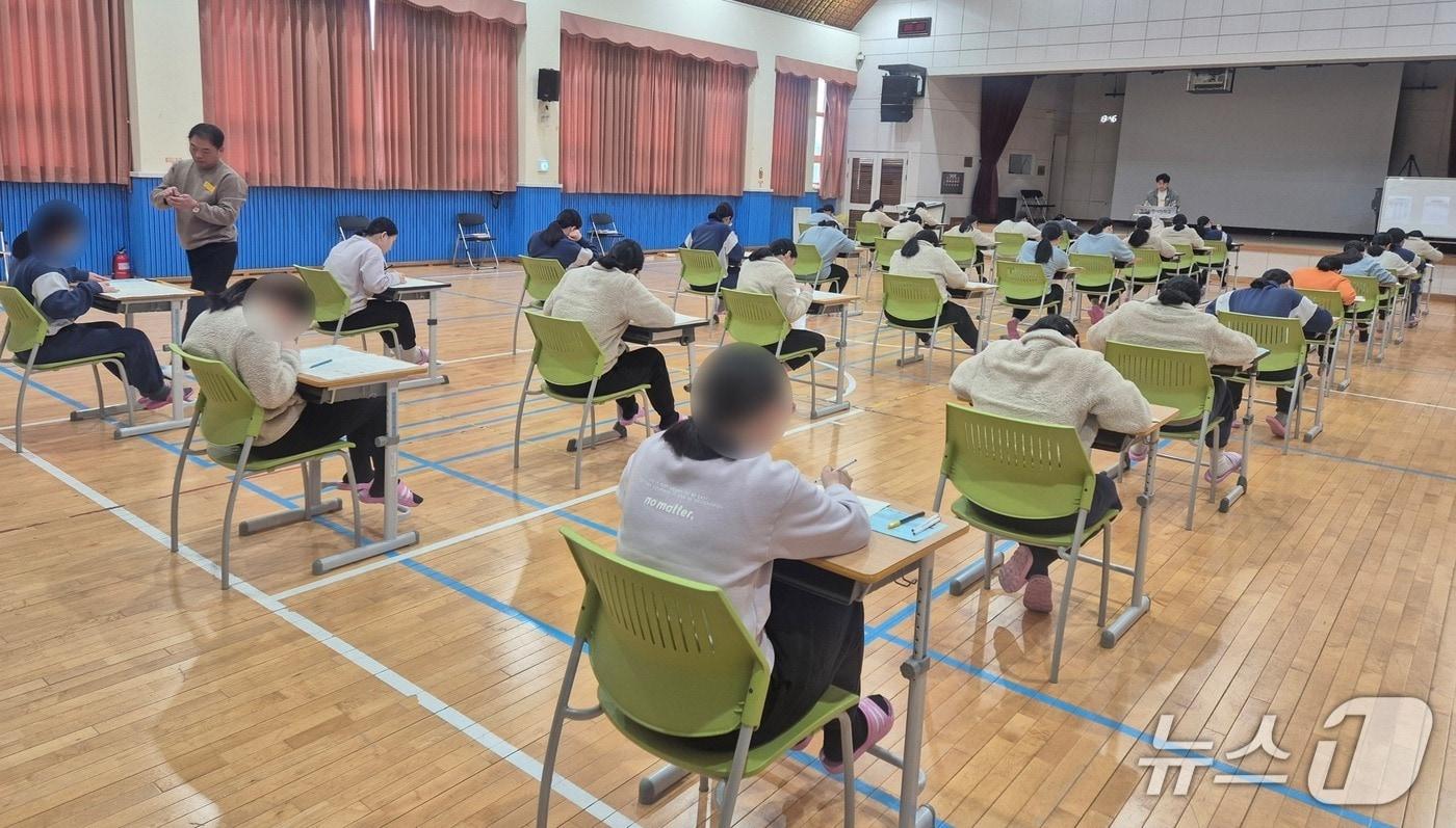 본문 이미지 - 응시생들이 2026년도 제1회 중졸·고졸검정고시를 치르고 있는 모습.(법무부 제공)