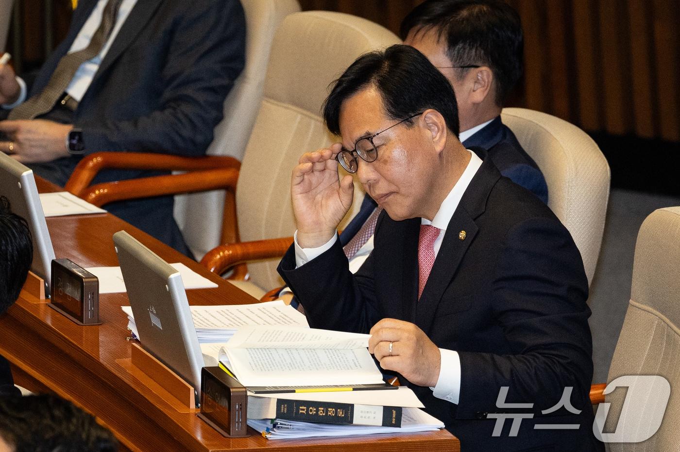 본문 이미지 - 송언석 국민의힘 원내대표가 8일 서울 여의도 국회에서 열린 제435회 국회(임시회) 제2차 본회의에서 헌법 관련 책자를 살펴보고 있다. 우원식 국회의장은 이날 본회의에서 헌법개정안(개헌안)에 반발해 개헌안을 포함한 모든 비쟁점법안에 대해 무제한토론(필리버스터)을 신청한 국민의힘을 질타하며 개헌안을 비롯한 모든 법안을 상정하지 않고 본회의를 산회했다. 2026.5.8 ⓒ 뉴스1 유승관 기자