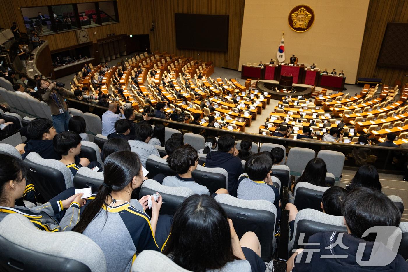 본문 이미지 - 지난 5월 8일 서울 여의도 국회에서 열린 제435회 국회(임시회) 제2차 본회의에서 방청 온 학생들이 본회의를 지켜보고 있다. 2026.5.8 ⓒ 뉴스1 유승관 기자