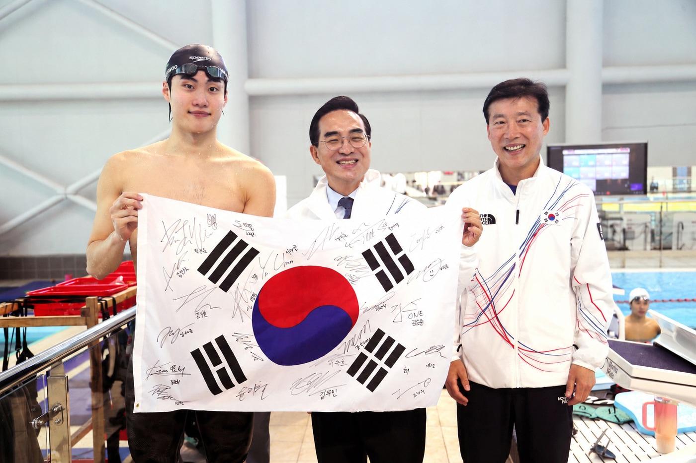 본문 이미지 - 박홍근 기획예산처 장관(가운데)이 8일 충북 진천의 국가대표선수촌을 방문해 선수단을 격려한 뒤 수영 황선우(왼쪽), 김택수 국가대표선수촌장과 사진 촬영을 하고 있다. (대한체육회 제공)