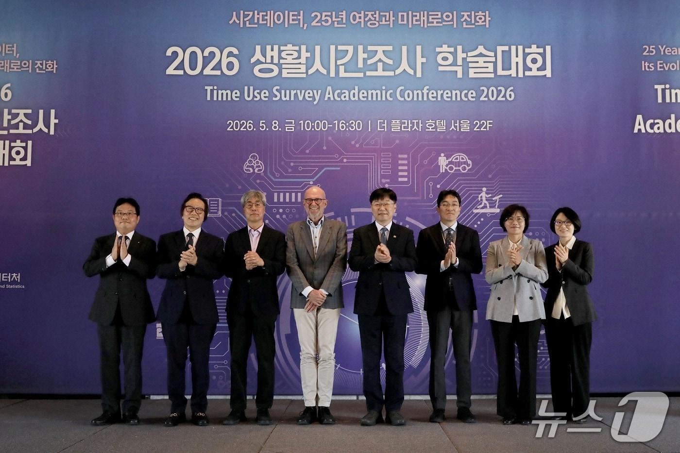 본문 이미지 - 8일  서울 더플라자 호텔에서 열린 '2026년 생활시간조사 학술대회' 주요 인사 기념 촬영 (국가데이터처 제공)