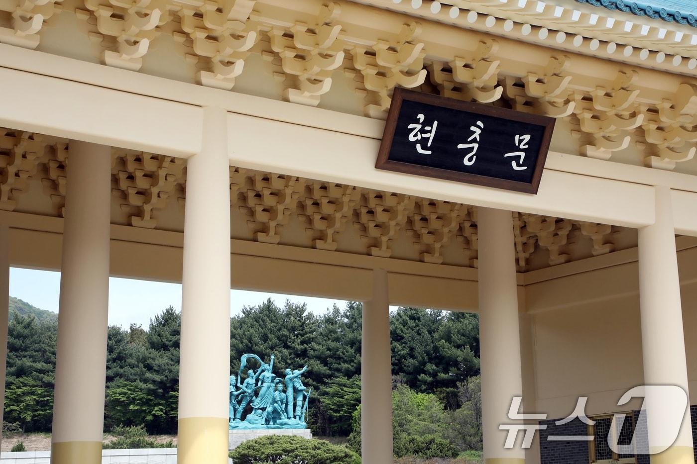 본문 이미지 - 제46주년 5·18민주화운동을 앞둔 지난달 30일 대전현충원 현충문의 모습. 2026.5.7 ⓒ 뉴스1 이수민 기자