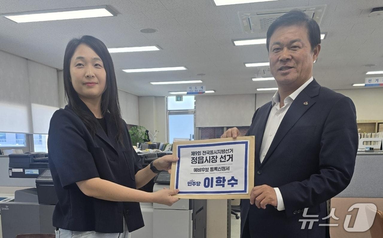 본문 이미지 - 8일 이학수 전북 정읍시장이 정읍시 선거관리위원회를 찾아 예비후보 등록을 마치고 기념 촬영을 하고 있다.(이학수 예비후보 캠프 제공. 재판매 및 DB금지)/뉴스1 