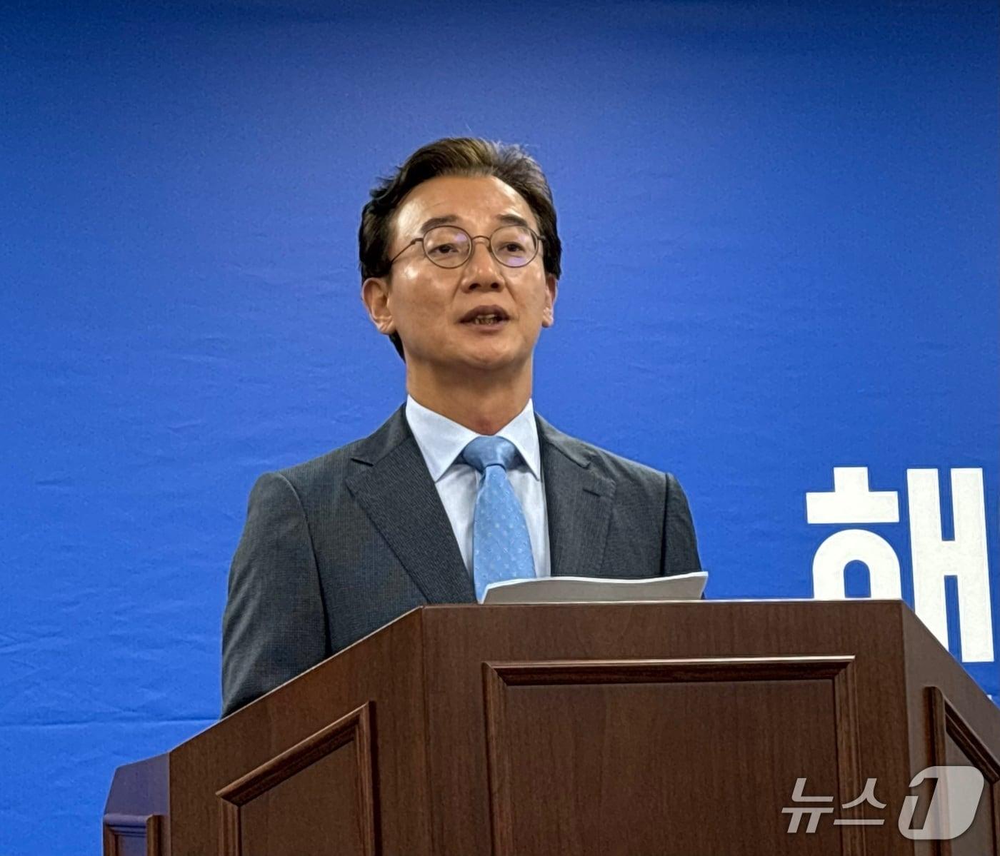 본문 이미지 - 전재수 더불어민주당 부산시장 후보가 8일 기자회견을 열고 HMM 부산 이전에 대한 입장을 밝히고 있다. 2026.5.8 ⓒ 뉴스1 홍윤 기자