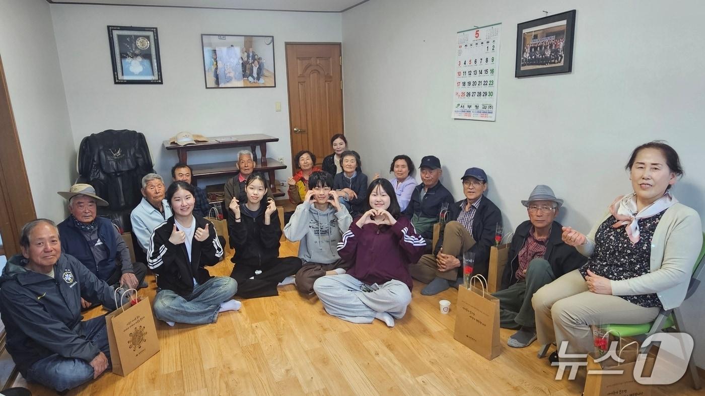 본문 이미지 - 괴산 송면중학교 학생들이 경로당을 찾아 카네이션을 전달했다.(괴산증평교육지원청 제공. 재판매 및 DB금지)/뉴스1