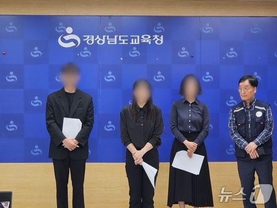 본문 이미지 - 경남교사노조와 피해 교사들이 지난 6일 경남교육청 브리핑룸에서 기자회견을 열고 교권 침해 피해를 호소하고 있다. 2026.5.6 ⓒ 뉴스1 박민석 기자