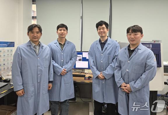 본문 이미지 - KAIST 신소재공학과 홍승범 교수(왼쪽) 연구팀(KAIST 제공) /뉴스1