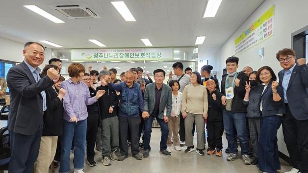 본문 이미지 - 윤건영 충북교육감 예비후보가 8일 충북 장애인직업재활시설 식자재협의회와 간담회를 한 뒤 기념 촬영을 하고 있다.(윤건영 예비후보 선거사무소 제공. 재판매 및 DB금지)/뉴스1