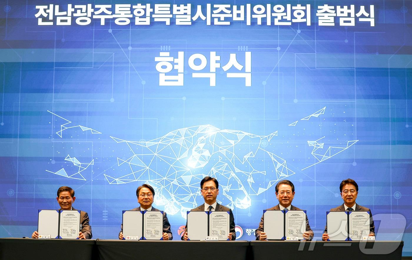 본문 이미지 - 김민재 행정안전부 차관이 8일 오후 광주광역시 동구 국립아시아문화전당 국제회의실에서 열린 ‘전남광주통합특별시준비위원회 출범식’에서 협약 체결 후 참석자들과 기념 촬영을 하고 있다. 왼쪽부터 서용규 광주광역시의회 부의장, 강기정 광주광역시장, 김민재 차관, 김영록 전라남도지사, 김태균 전라남도의회 의장. (행정안전부 제공. 재판매 및 DB 금지) 2026.5.8 ⓒ 뉴스1