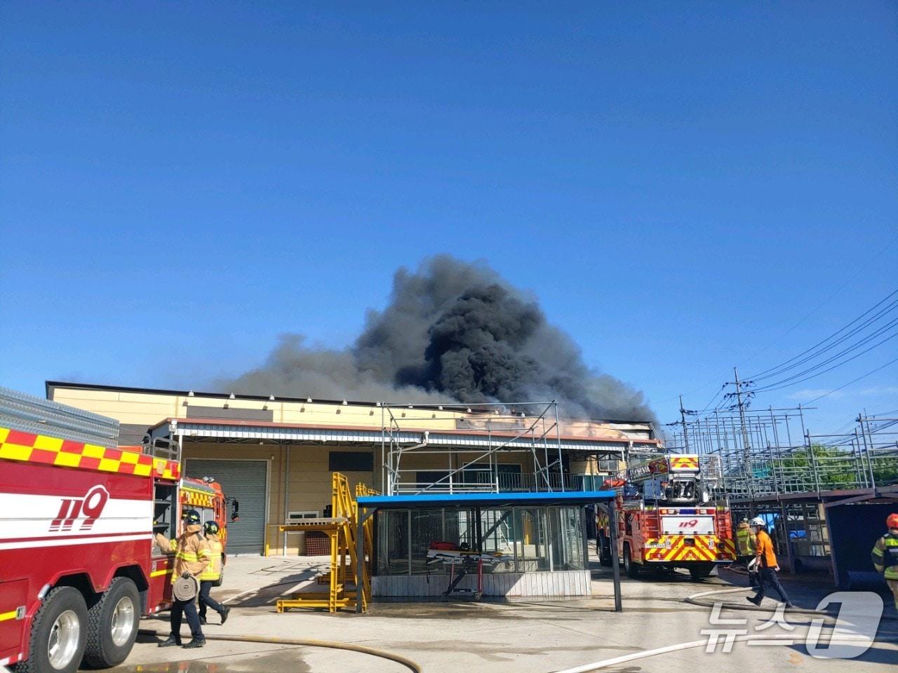본문 이미지 - 8일 오후 3시 48분쯤 충북 옥천읍 서대리의 한 초등학교와 인접한 건축자재 용품 창고에서 불이 났다. (독자제공. 재판매 및 DB금지)/뉴스1