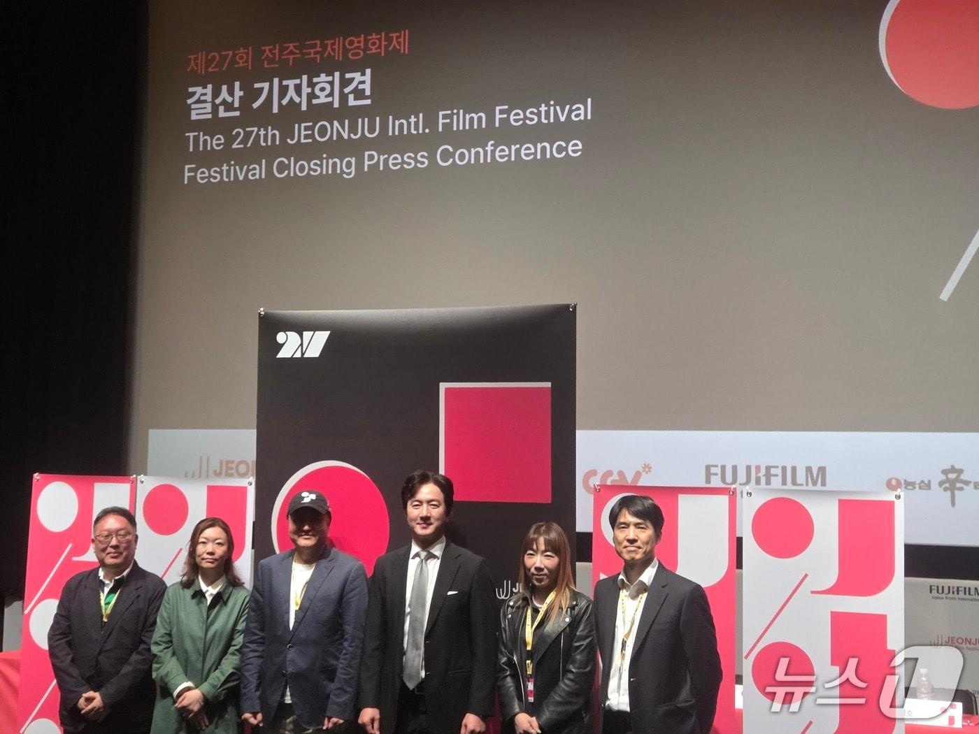 본문 이미지 - 민성욱·정준호 공동집행위원장과 문석·문성경·김효정 프로그래머, 장성호 조직위원회 사무처장이 8일 제27회 전주국제영화제 결산 기자회견을 가진 뒤 기념촬영을 하고 있다.2026.5.8/뉴스1 장수인 기자