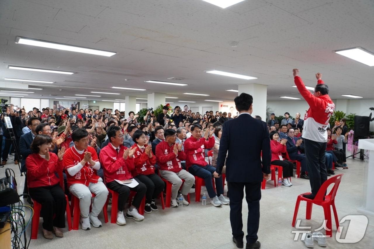 본문 이미지 - 8일 오후 김덕현 현 연천군수가 선거사무소 개소식을 갖고 지지자들에게 인사하고 있다. (김덕현 예비후보 선거캠프 제공, 재판매 및 DB금지)