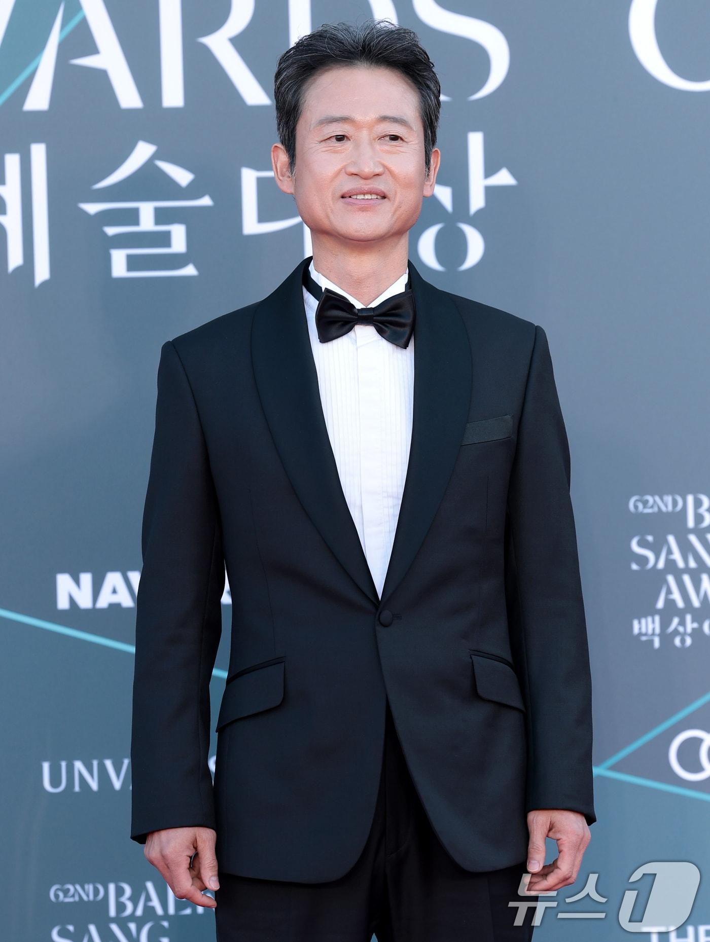 본문 이미지 - 배우 유승목이 8일 서울 강남구 코엑스에서 열린 ‘제62회 백상예술대상’ 레드카펫 행사에 참석해 포즈를 취하고 있다. 2026.5.8 ⓒ 뉴스1 권현진 기자