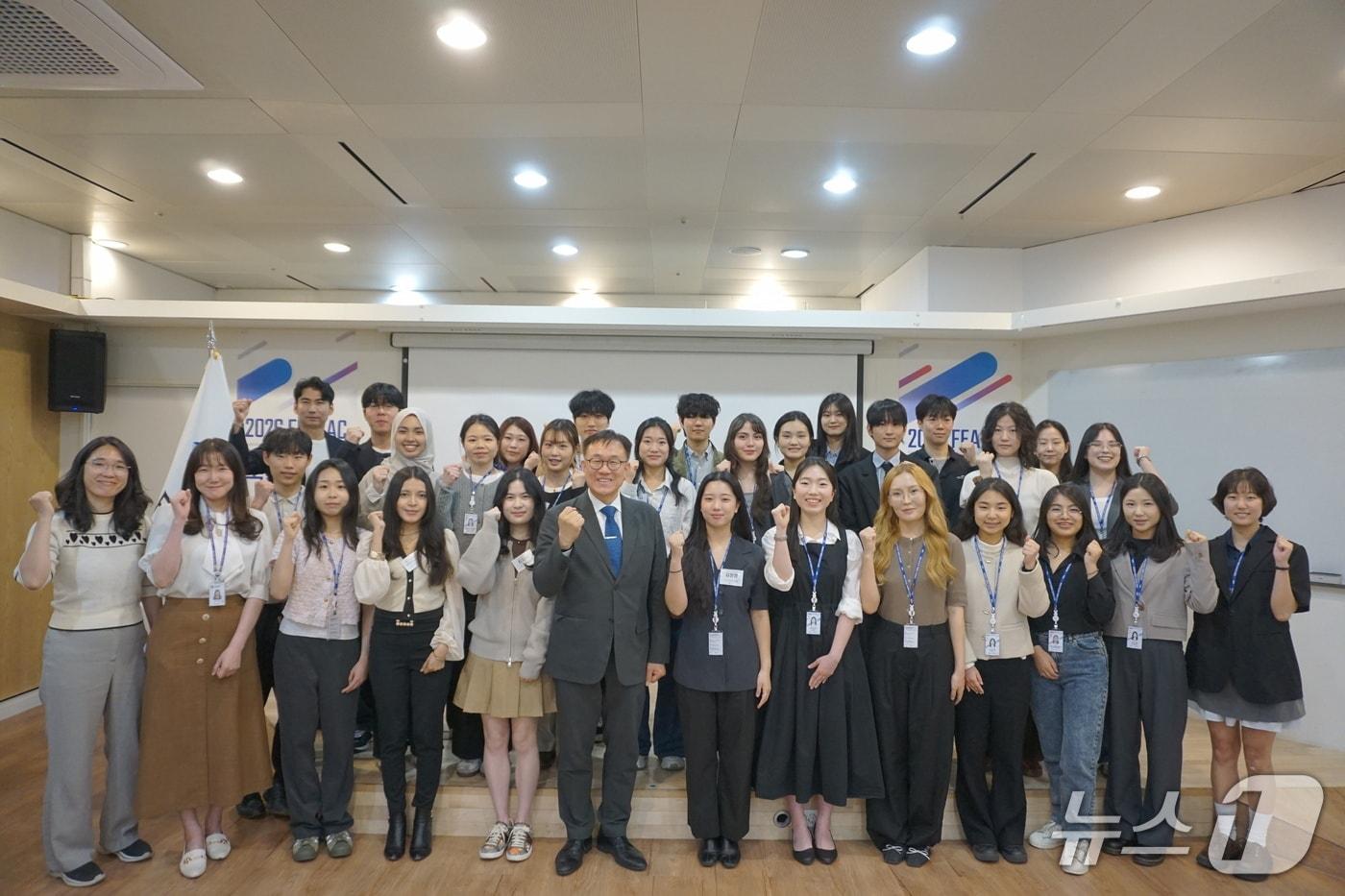 본문 이미지 - 외교부는 8일 서울 종로구 외교부 청사 1층 모파마루에서 2026년 '동아시아-라틴아메리카 협력포럼(FEALAC) 국민대표단' 발대식을 개최했다고 밝혔다.(외교부 제공).