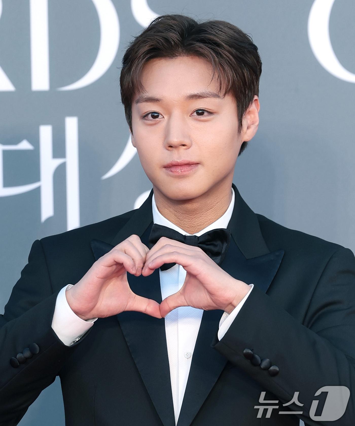 본문 이미지 - 배우 박지훈이 8일 서울 강남구 코엑스에서 열린 ‘제62회 백상예술대상’ 레드카펫 행사에 참석해 포즈를 취하고 있다. 2026.5.8 ⓒ 뉴스1 권현진 기자