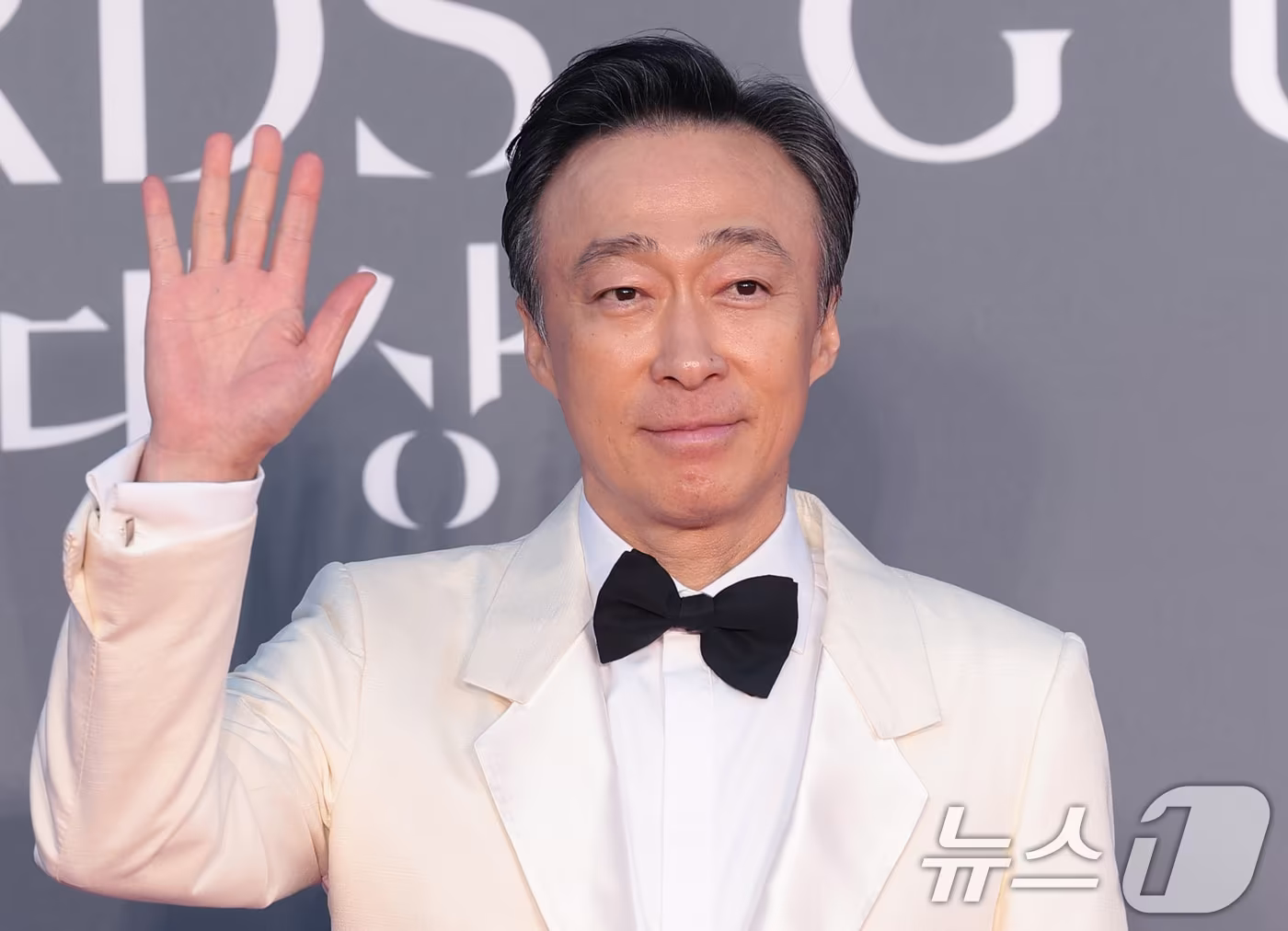 본문 이미지 - 배우 이성민 8일 서울 강남구 코엑스에서 열린 ‘제62회 백상예술대상’ 레드카펫 행사에 참석해 포즈를 취하고 있다. 2026.5.8 ⓒ 뉴스1 권현진 기자