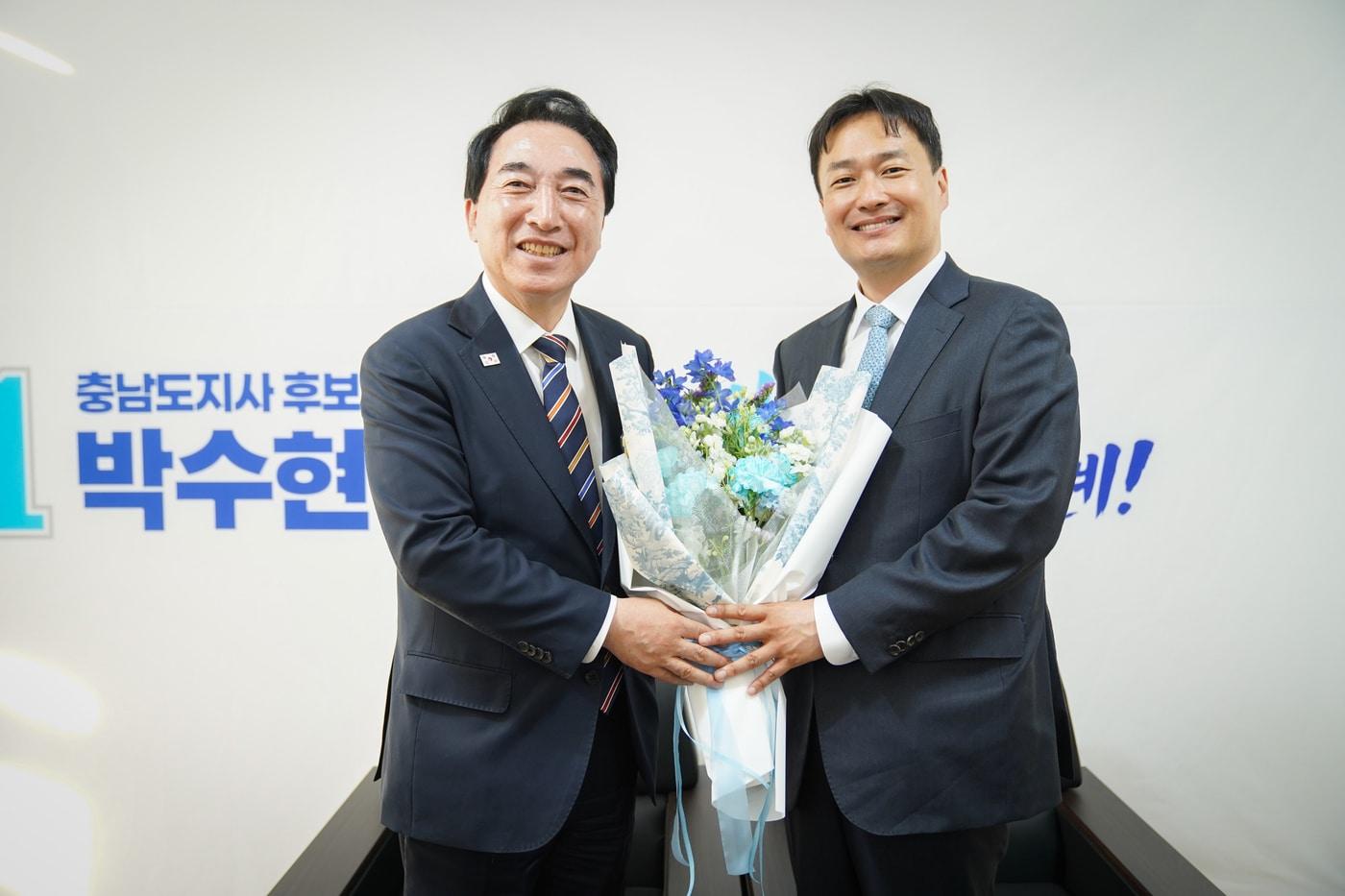 본문 이미지 - 박수현 더불어민주당 충남지사 예비후보(왼쪽)와 김영빈 변호사(박수현 선거캠프 제공. 재판매 및 DB금지)/뉴스1