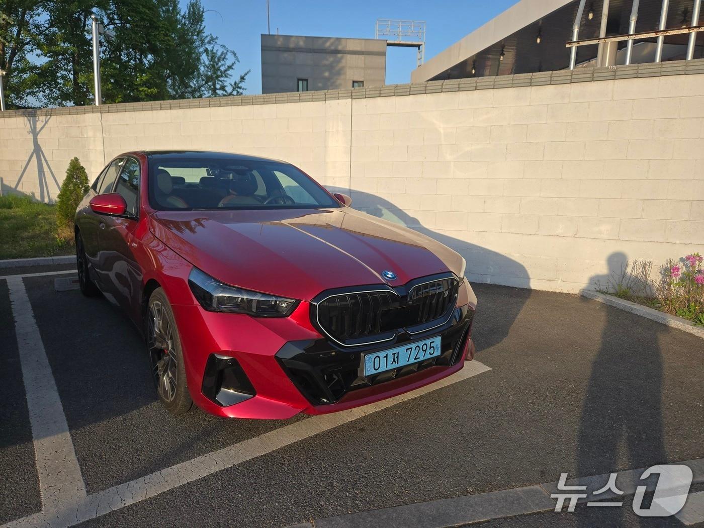 본문 이미지 - BMW 준대형 전기 세단 'i5'의 사륜구동 트림 'xDrive40'의 전·측면 모습. 2026.4.25/뉴스1 김성식 기자