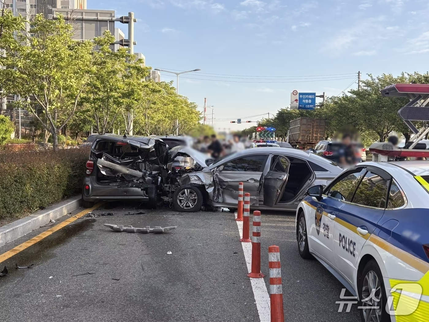 본문 이미지 - 8일 옿수 5시 39분쯤 부산 사하구 하단동 강변대로에서 8중 추돌사고가 일어나 6명이 경상을 입었다. 사진은 사고 현장 모습.(사하경찰서 제공. 재판매 및 DB금지)