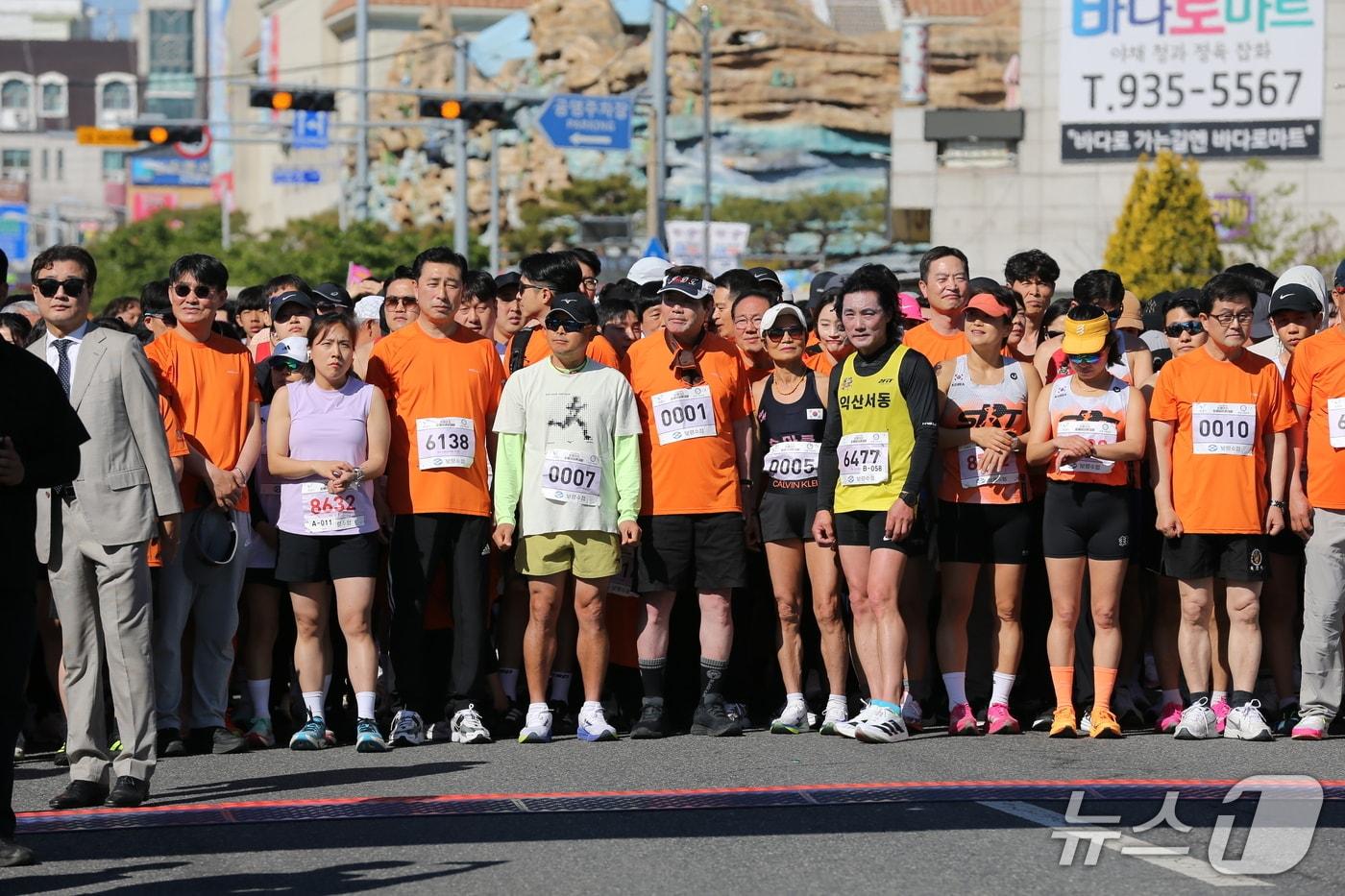 본문 이미지 - '0001'번을 가슴에 단 김동일 보령시장과 5km 종목 출전 마라톤 동호인들 모습.2026.5.9/뉴스1