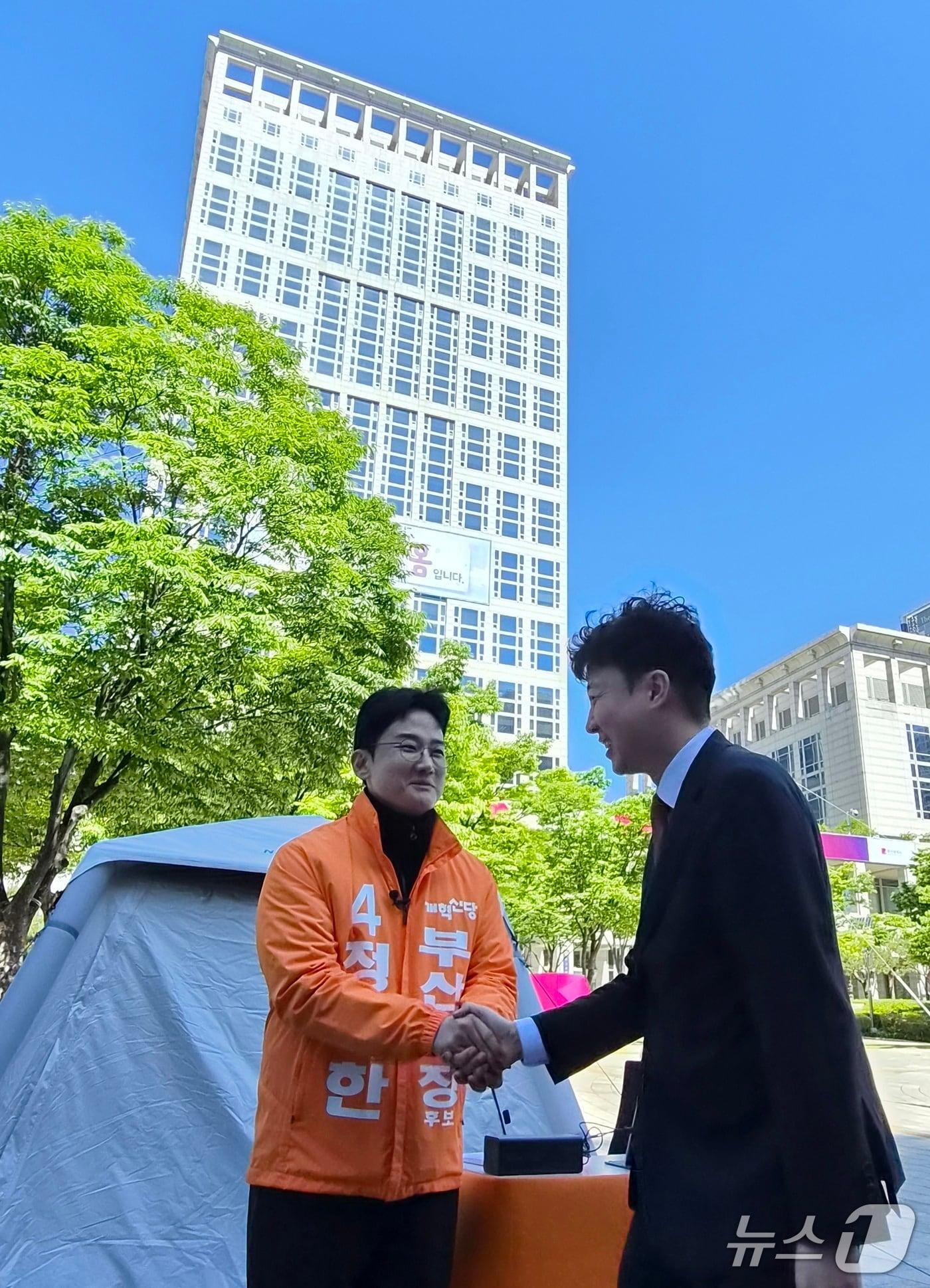 본문 이미지 - 이준석 개혁신당 대표가 9일 TV토론회 배제 결정 철회를 촉구하며 부산시청 앞에서 단식 농성 중인 개혁신당 정이한 부산시장 예비후보를 찾아 격려하고 있다. 2026.5.9/뉴스1 ⓒ News1 임순택 기자
