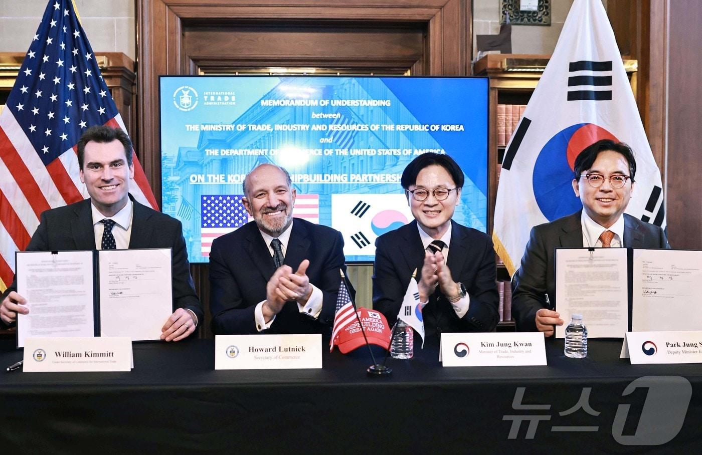본문 이미지 - 김정관 산업통상부 장관, 하워드 러트닉 미국 상무부 장관이 지난 5월 8일(현지시간) 미국 워싱턴 D.C. 상무부에서 열린 한-미 조선 파트너십 이니셔티브 양해각서(MOU) 체결식에 참석해 기념촬영을 하고 있다. 왼쪽부터 월리엄 키밋 상무부 국제무역담당 차관, 러트닉 장관, 김 장관, 박정성 산업통상부 통상차관보. (산업통상부 제공. 재판매 및 DB 금지) 2026.5.9 ⓒ 뉴스1