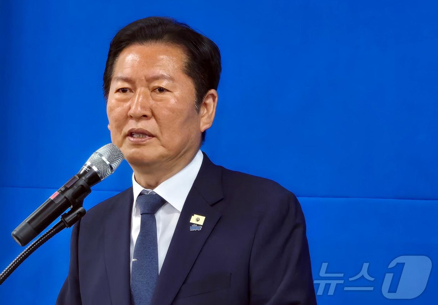 본문 이미지 - 정청래 더불어민주당 대표가 9일 오전 세종시 나성동에서 열린 조상호 세종시장 후보의 선대위 발족식에 참석해 축사하고 있다. 정 대표는 이날 고 노무현 전 대통령과 고 이해찬 국무총리를 여러 차례 언급하며 행정수도 특별법 처리 등 중앙 차원의 지지를 약속했다. 2026.5.9 ⓒ 뉴스1 장동열 기자