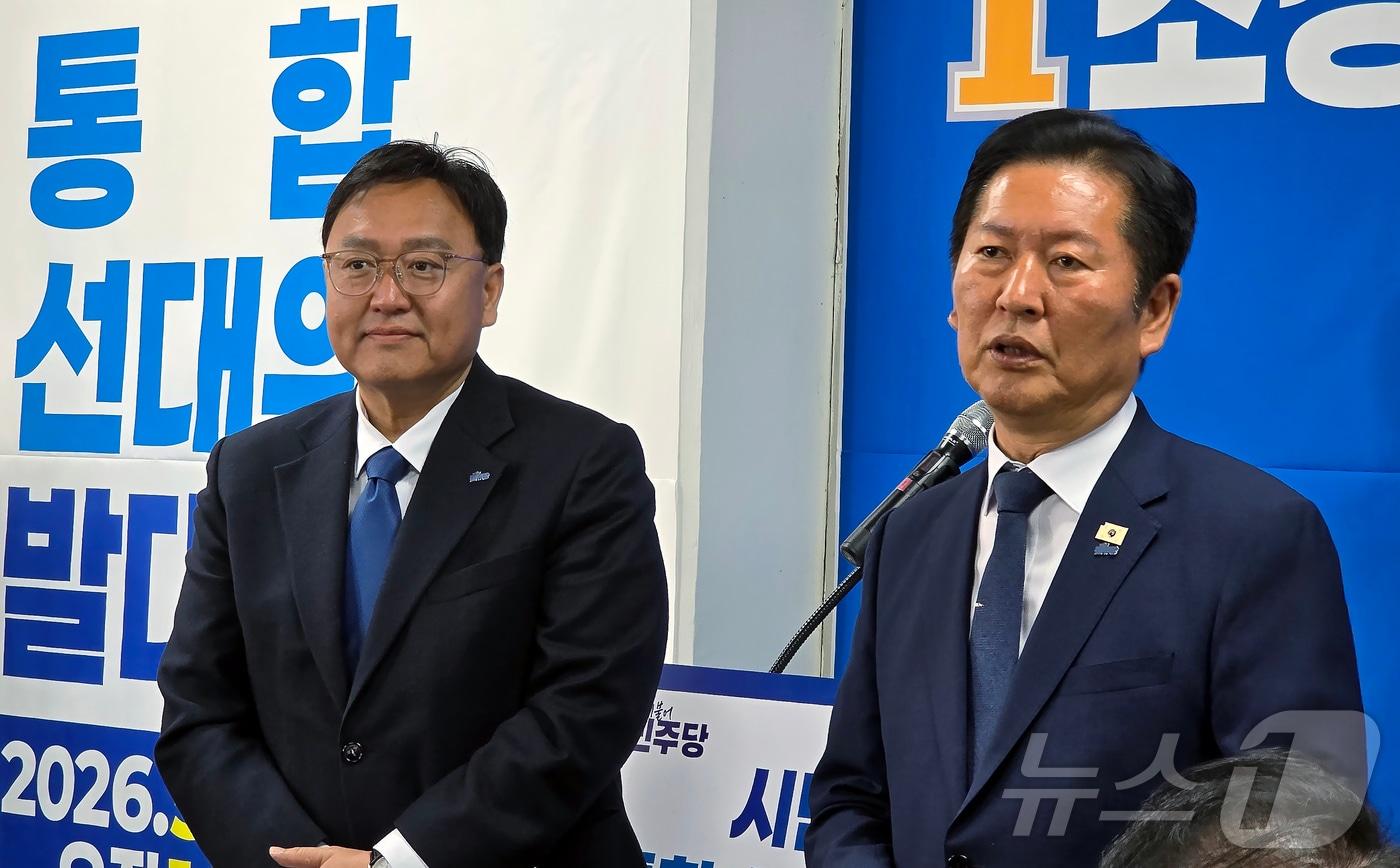 본문 이미지 - 정청래 더불어민주당 대표가 9일 오전 세종시 나성동에서 열린 조상호 세종시장 후보의 선대위 발족식에 참석해 조 후보를 소개하고 있다. 정 대표는 이날 고 노무현 전 대통령과 고 이해찬 국무총리를 여러 차례 언급하며 행정수도 특별법 처리 등 중앙 차원의 지지를 약속했다. 2026.5.9 ⓒ 뉴스1 장동열 기자