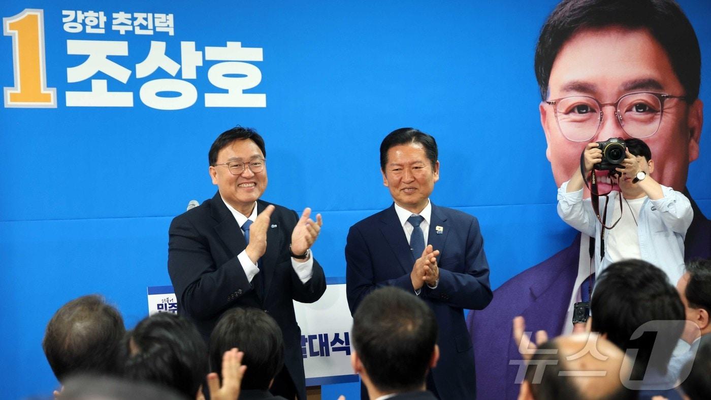 본문 이미지 - 정청래 더불어민주당 대표(오른쪽)와 조상호 세종시장 후보가 9일 오전 세종시 나성동에서 열린 조 후보의 선대위 발족식에서 인사하고 있다. 정 대표는 이날 고 노무현 전 대통령과 고 이해찬 국무총리를 여러 차례 언급하며 행정수도 특별법 처리 등 중앙 차원의 지지를 약속했다. 2026.5.9 ⓒ 뉴스1 장동열 기자