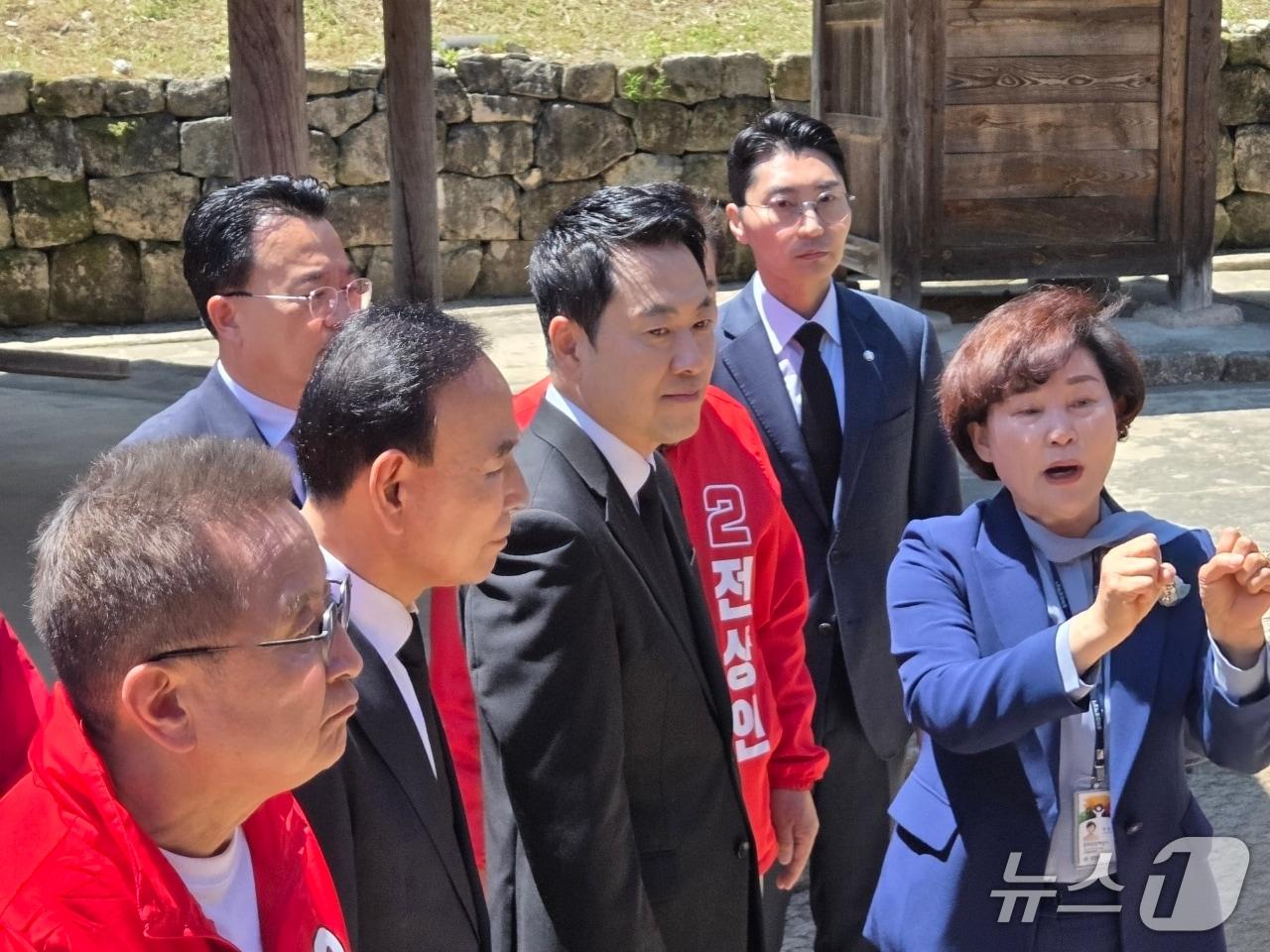 본문 이미지 - 9일 국민의힘 장동혁 대표가 충북 옥천군 옥천읍 교동리에 있는 고 육영수 여사의 생가를 둘러보고 있다. 2026.4.9/뉴스1 장인수 기자 