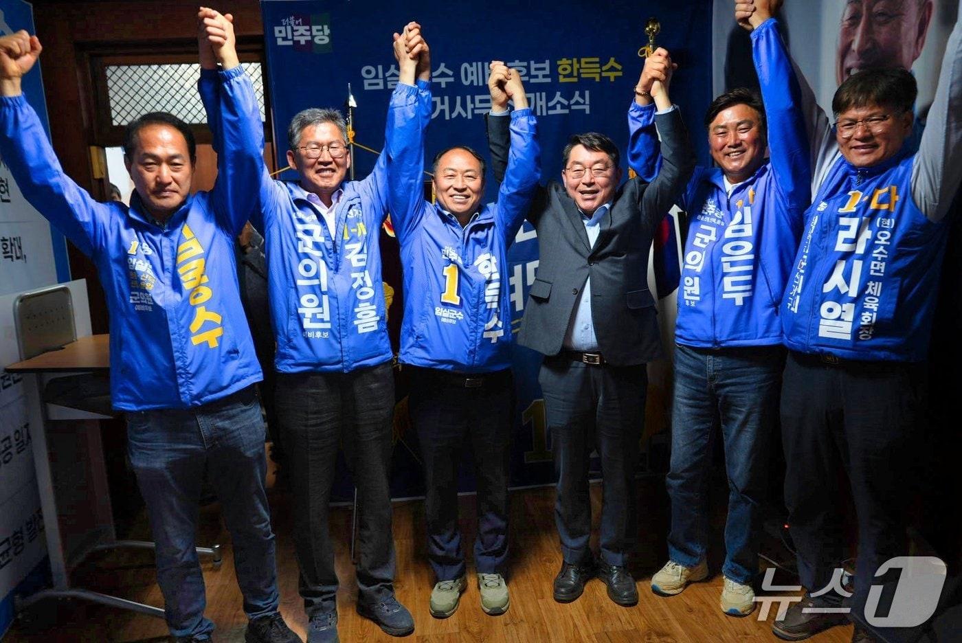 본문 이미지 - 9일 한득수 더불어민주당 전북 임실군수 예비후보(왼쪽 세번째)가 선거사무소를 열고 본격적인 선거전에 돌입했다.(캠프제공, 재판매 및 DB금지)2026.5.9/뉴스1
