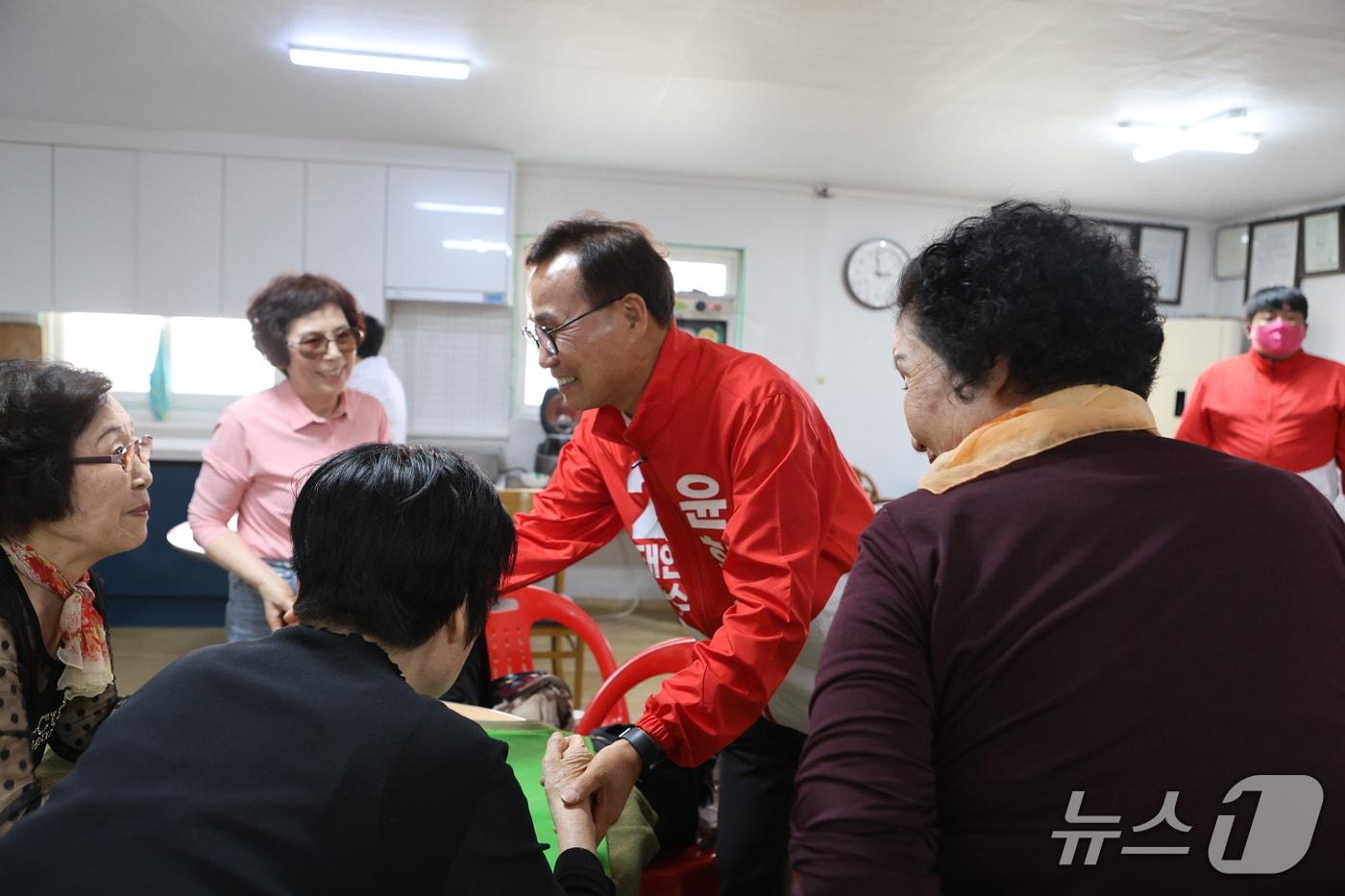 본문 이미지 - 지난 8일 윤희신 태안군수 후보가 태안읍 코스모스 경로당을 방문해 지역 어르신들께 큰절을 올리며 인사하고 있다.(윤 후보 캠프 제공. 재판매 및 DB금지)2026.5.9/뉴스1
