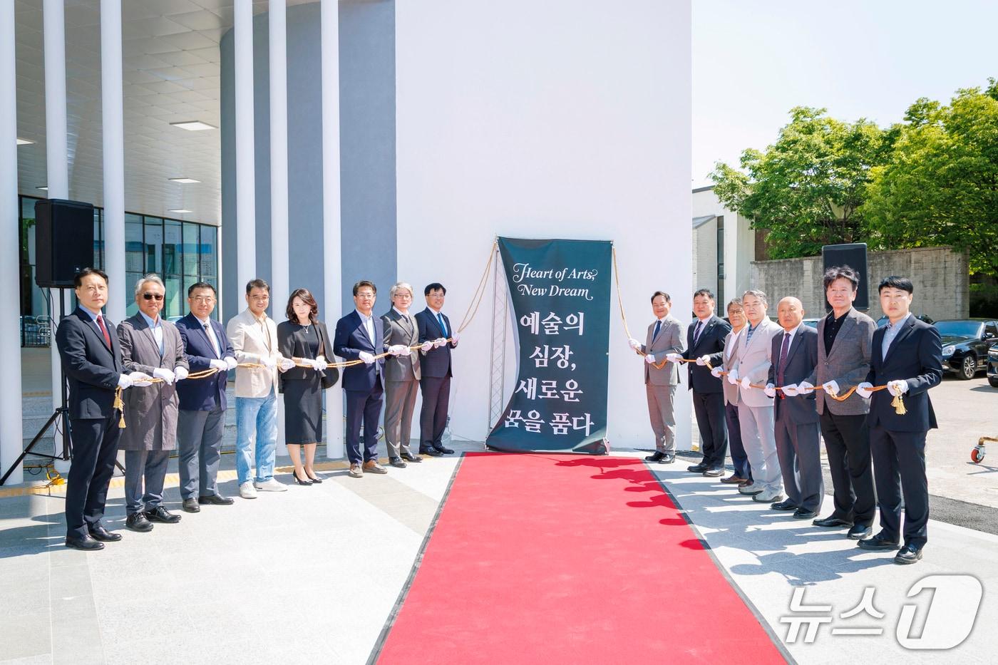 본문 이미지 - 강원대학교, 백령아트센터 재개관 제막식.(강원대 제공, 재판매 및 DB금지)