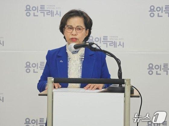 본문 이미지 - 박남숙 예비후보가 지난 7일 용인시청 브리핑실에서 경선 컷오프에 반발해 기자회견을 하고 있는 모습./김평석 기자/ⓒ 뉴스1