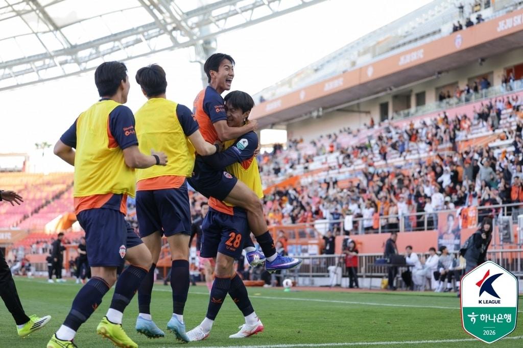 본문 이미지 - 제주SK가 FC서울을 2-1로 꺾었다.(한국프로축구연맹 제공) 