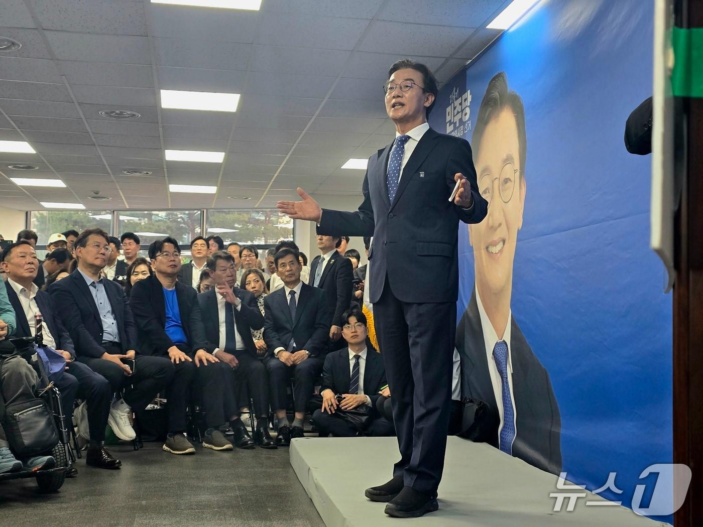 본문 이미지 - 전재수 민주당 부산시장 후보가 9일 선거사무소 개소식에서 인사말을 전하고 있다.2026.5.9 ⓒ 뉴스1 이주현 기자