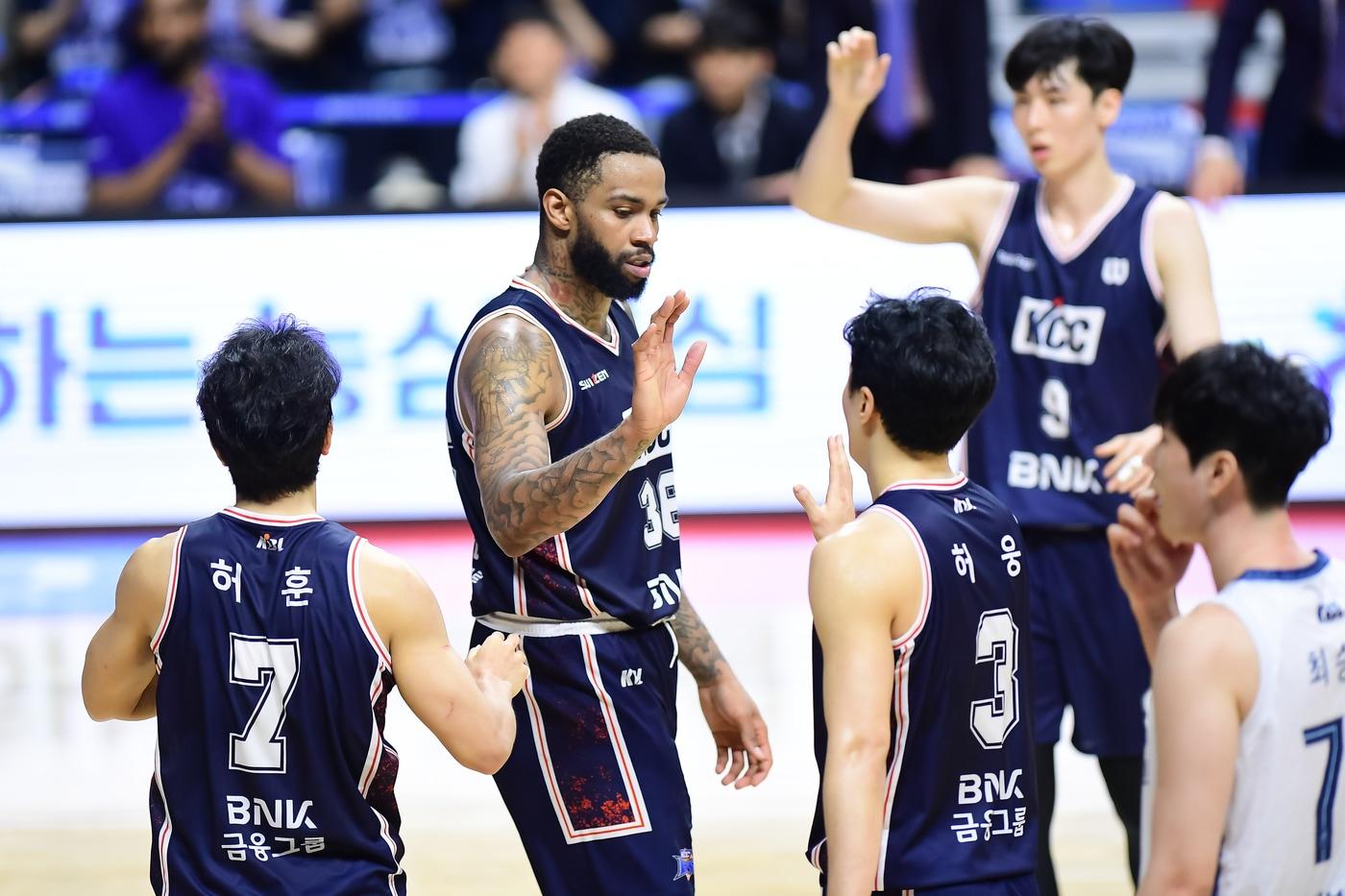 본문 이미지 - 프로농구 KCC가 홈에서 열린 챔프전 3차전에서 소노를 꺾고 3연승을 질주했다.(KBL 제공)