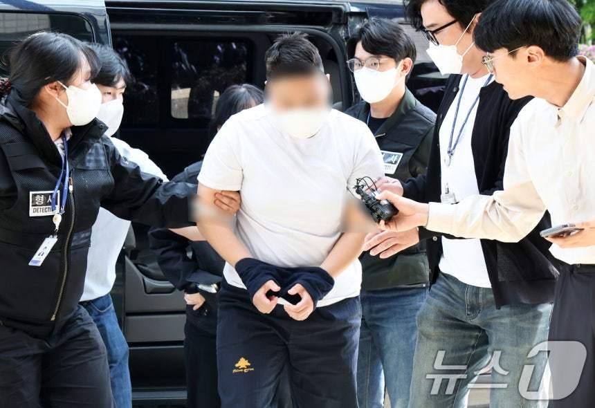 본문 이미지 - 자신이 운영하는 태권도장 직원의 남편을 살해하려 한 혐의를 받는 20대 여성 태권도장 관장 A 씨가 9일 오후 경기 부천시 인천지방법원 부천지원에서 열린 구속 전 피의자 심문(영장실질심사)에 출석하고 있다. 뉴스1 ⓒ News1