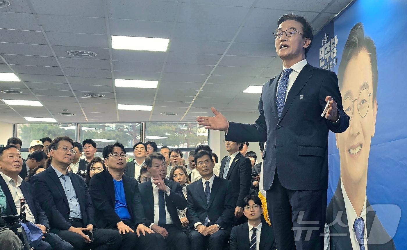 본문 이미지 - 전재수 더불어민주당 부산시장 후보가 지난 9일 부산 부산진구에서 열린 선거사무소 개소식에서 인사말을 하고 있다. 2026.5.9 ⓒ 뉴스1 이주현 기자