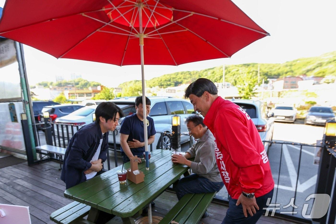 본문 이미지 - 방세환 후보가 유권자와 인사를 나누며 지지를 호소하고 있는 모습.(후보측 제공)