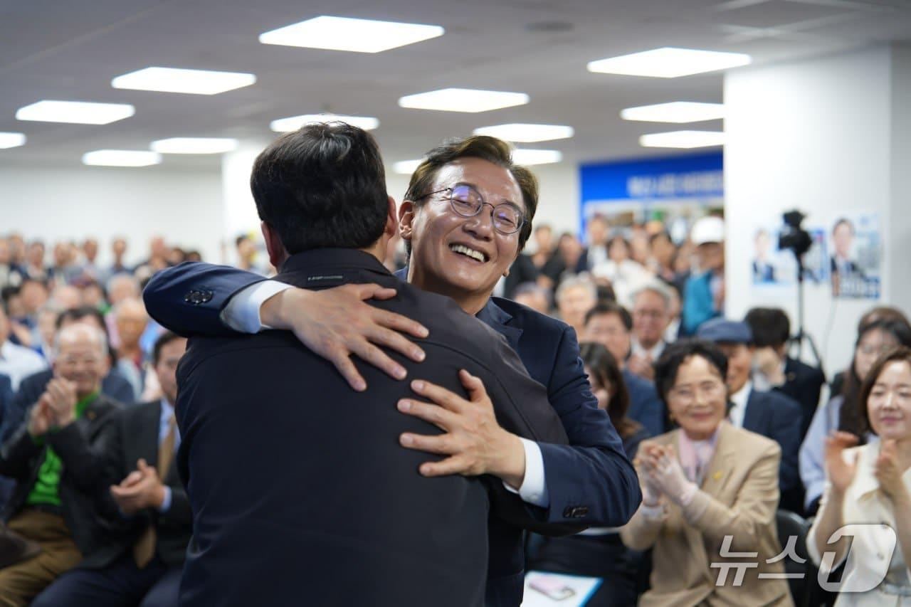 본문 이미지 - 전재수 부산시장 후보가 9일 열린 선거사무소 개소식에서 참석한 시민을 포옹하고 있다.(전재수 선거캠프 제공. 재판매 및 DB 금지)