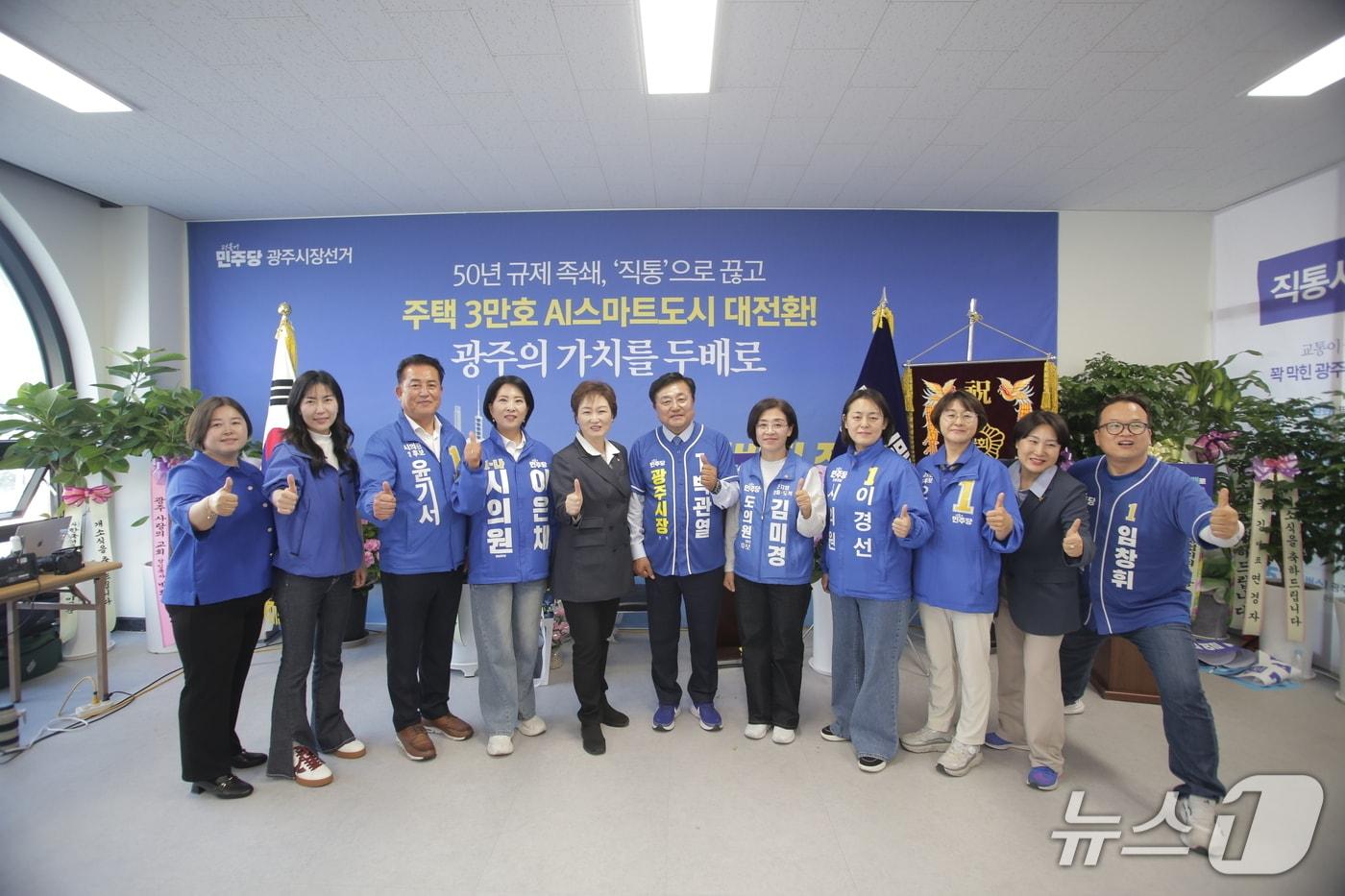 본문 이미지 - 박관열 광주시장 후보가 9일 열린 선거사무소 개소식에서 시도의원 후보, 이언주 (왼쪽 다섯 번째) 당 최고위원과 엄지척을 하며 필승을 결의하고 있다.(후보측 제공)