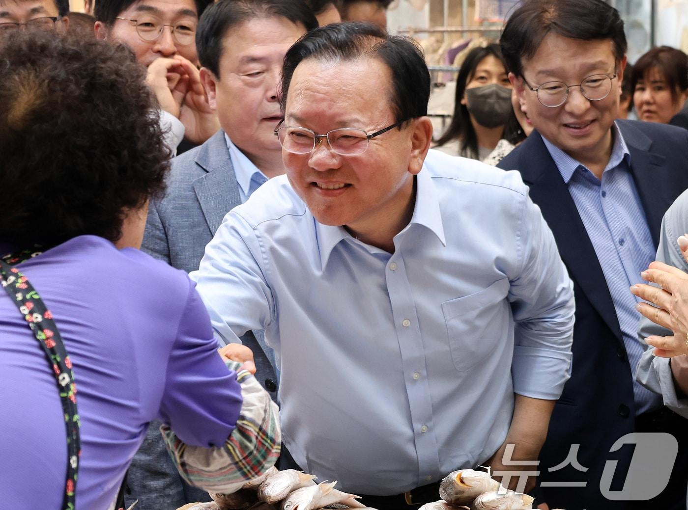 본문 이미지 - 김부겸 더불어민주당 대구시장 후보가 9일 오후 대구 중구 서문시장을 찾아 상인과 인사 나누고 있다. (김부겸 캠프 제공. 재판매 및 DB 금지) 2026.5.9 ⓒ 뉴스1 공정식 기자