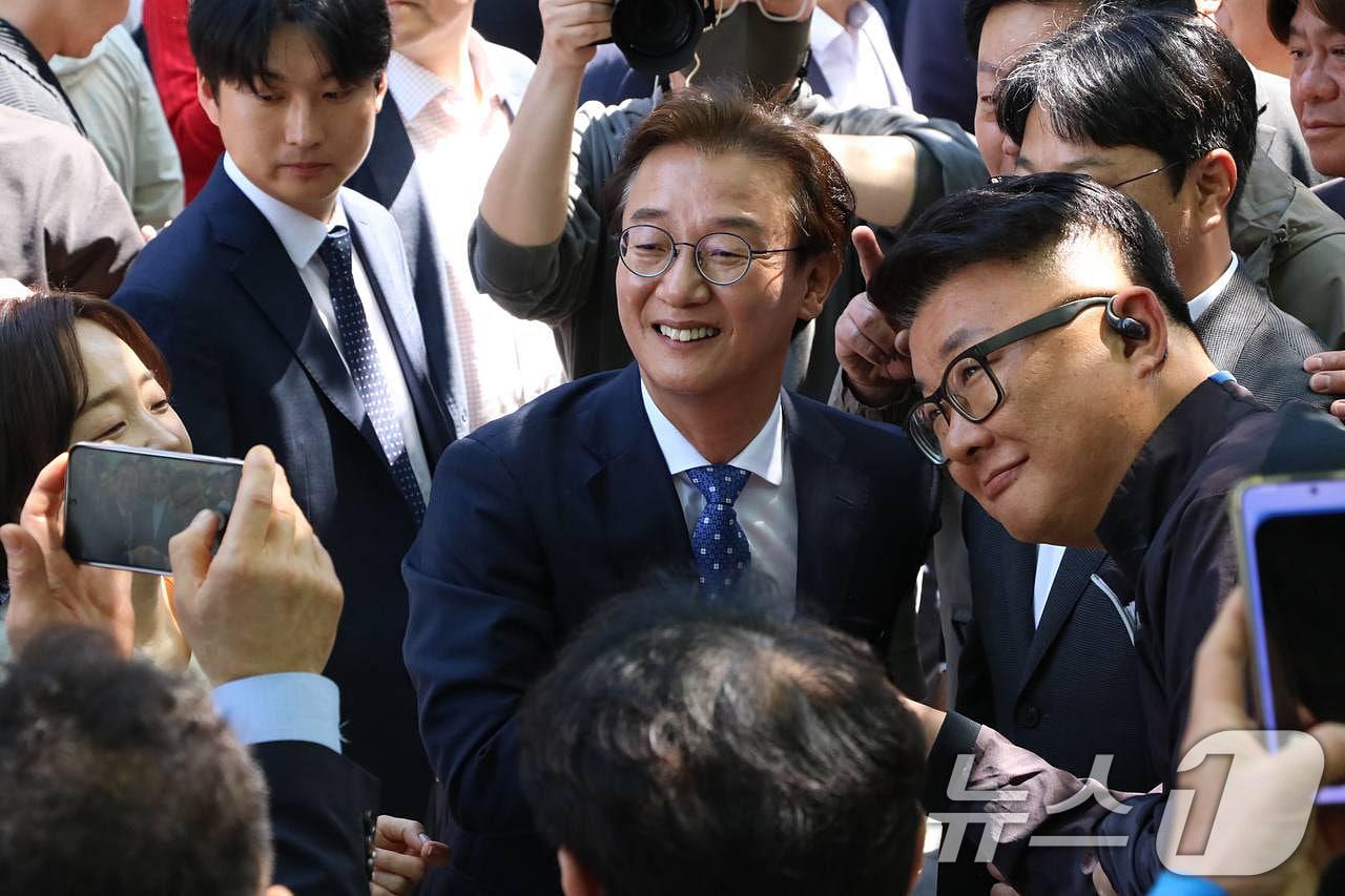 본문 이미지 - 전재수 더불어민주당 부산시장 후보가 9일 오후 부산 부산진구에서 열린 선거사무소 개소식에서 참석자들과 인사하고 있다. (전재수 후보 캠프 제공. 재판매 및 DB 금지) 2026.5.9 ⓒ 뉴스1 윤일지 기자